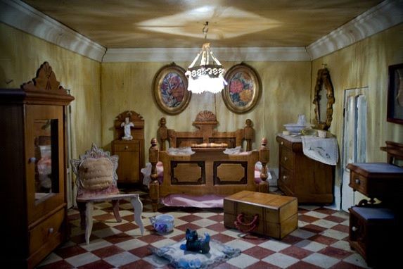 casa de muñecas antigua dormitorio